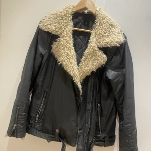 Fodrad skinnjacka - Höst/vinterjacka