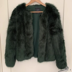 Pälsjacka - En söt mörkgrön pälsjacka i strl xs men passar mig som brukar ha s,m💕 bra skick och är ganska varm