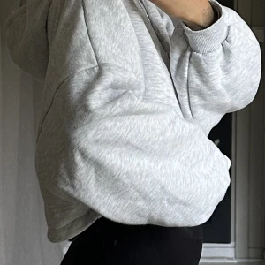 Kort hoodie - Från ginatricot