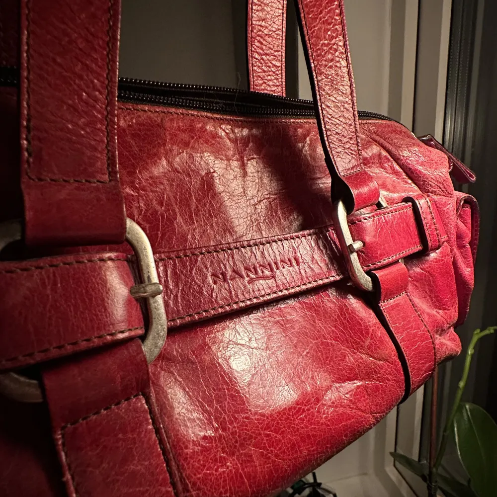 Röd väska från märket Nannini❤️. Väskor.