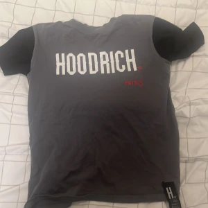 Hoodrich T-shirt  - En riktigt fin hoodrich t shirt. 8/10 skick , storlek XS