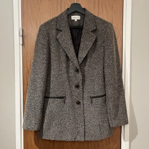 Kavaj - Kavaj med lite blazerkänsla i en lätt figursydd, lite längre modell. Mjuk och följsam, kan bäras som vår- eller höstjacka. 