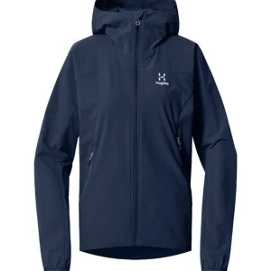 Haglöfsjacka dam mörkblå  - Köpte denna jacka för 2 månader sedan, använt den nåra gånger, en av fickornas dragkedja har gått sönder, köpte den för 2000kr och säljer för 1350kr 