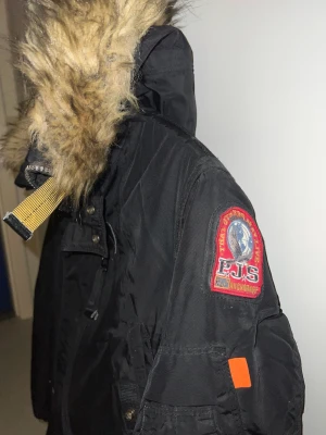 Parajumper Right Hand Eco - Säljer min Parajumper Right Hand Eco som är en barnmodell, har använt den väldigt mycket så skicket är inte nytt. Har även kvitto på köpet så varumärket är äkta. Som bilden tyder är storleken ”Young Small” 