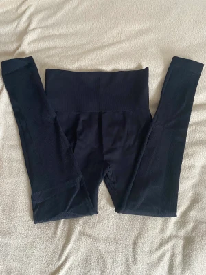 Långa stretchiga tights  - Långa stretchiga tights. Har två par så säljer det ena💕 Använd fåtal gånger. Inga defekter☺️