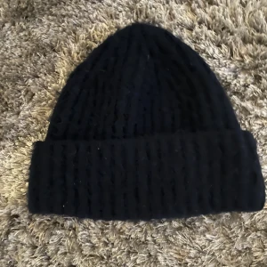 Mössa - Säljer en mörkblå mössa. Mössan är inte stickig och passar perfekt nu till vintern💕