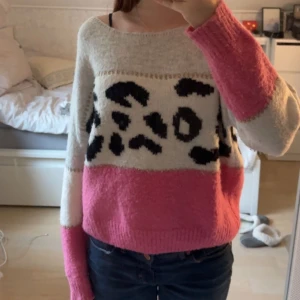 Stickad tröja - Säljer denna stickade tröja🩷 är i ganska bra skick!