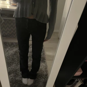 Lågmidjade jeans - Säljer dessa lågmidjade svarta jeans från only, passar någon som är 164-168 cm💕