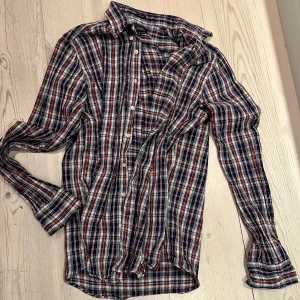 Boomerang skjorta - Så häftig skjorta i stl M tailored fit.  Grov i tyget som en diskhandduk.  Bara fått härliga kommentarer när jag burit denna, den är cool deluxe. Säljes då jag växt ur den. 