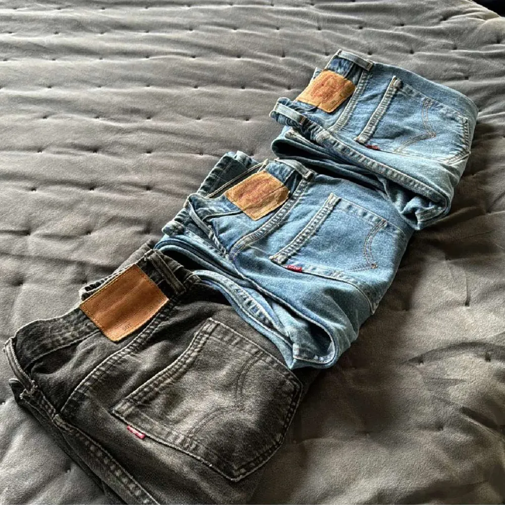 Säljer tre par jättesnygga Levis jeans då min bror växt ur dem. Två st 501 och ett par 510. Svarta har storlek W30 L32. Ena blåa har W31 L32. 450kr/st.. Jeans & Byxor.