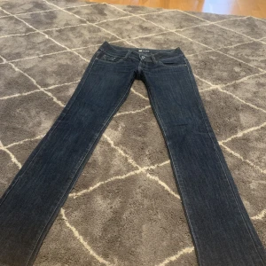 Mörkblå Lågmidjade jeans  - Likar pepe jeans och dem är i storlek 40 men passar som M, dem är lågmidjade och flare. Säljer för att dem för att jag har par andra lika dana. Skriv vid intresse💕