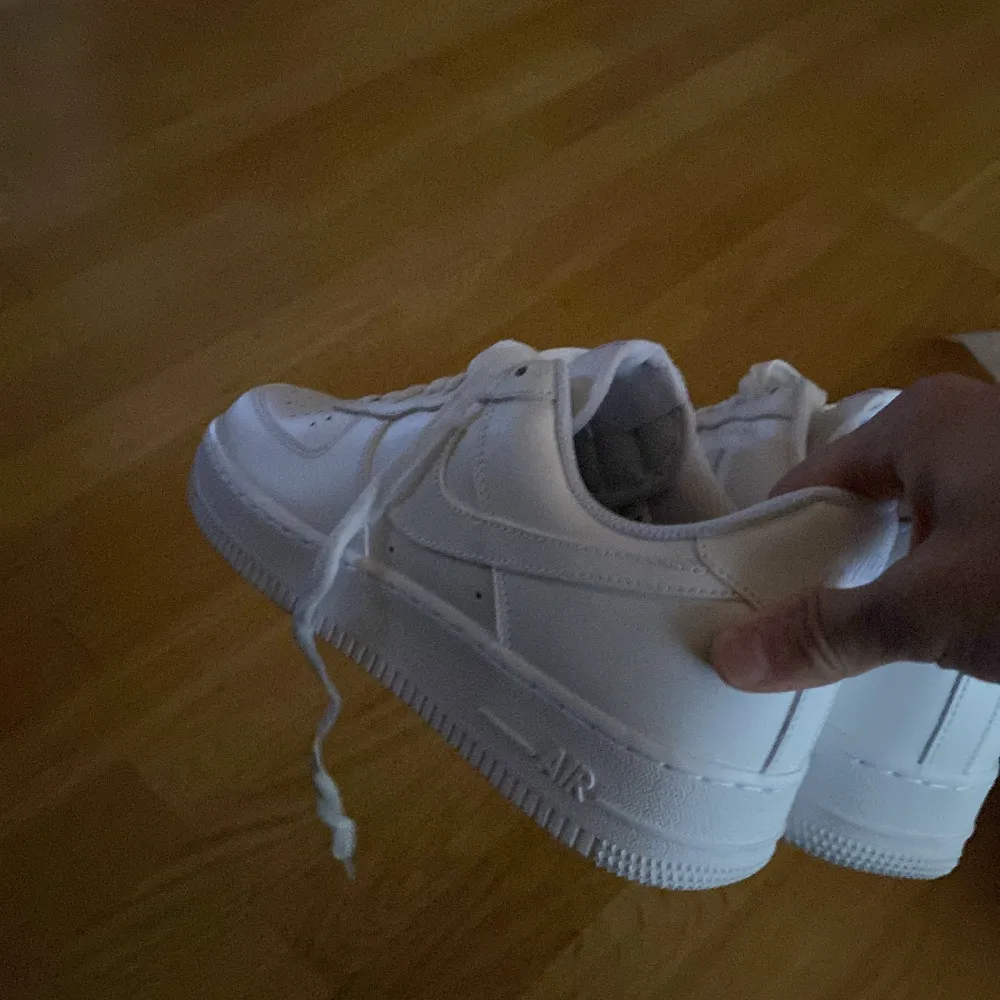 Tja! Säljer mina helt nya Nike af1 storlek 42 som jag fått i present, bara blivit liggande och kommer inte till användning - kvitto finns och kan tänka mig billigare vid snabbaffär. Skor.