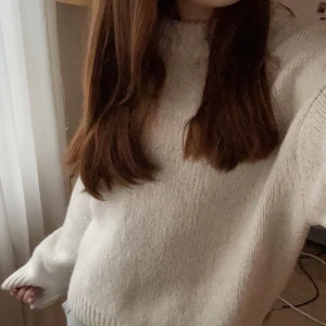 Vit stickad tröja - Säljer den här stickade tröjan ifrån hm eftersom jag inte längre använder den. 💗