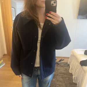 Blå kappa  - Säljer min mörkblå kappa som knappt är använd 