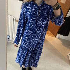 Vitprickig blå långärmad klänning i fint skick! 💙🤍i storlek xs men passar mig som normalt har s/m. 60+frakt! 