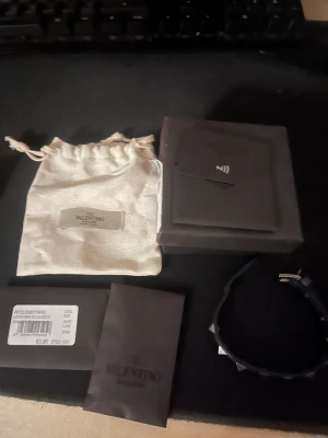 Valentino Garavani Armband - Valentino armband i väldigt bra skick!