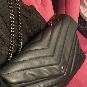 Väska från Scorett - Säljer den här väskan då jag inte använder den så mycket längre, nypris 500kr!⚡️