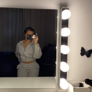 Grått mjukis set / track suit - Gina Tricot - Säljer detta setet från Gina Tricot då de inte kommer till använding, fint skick! Hela setet för 300🤍