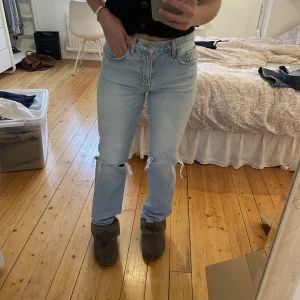 Lowwaist jeans zara - Säljer ett par lowwaisted jeans från zara i storlek 36. Dom är nästan oanvända och i väldigt bra skick.