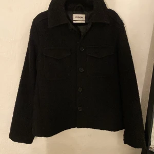 Svart kappa - En svart kappa från weekday som är i bra skick. Sitter jätte bra på och är väldigt skön. 