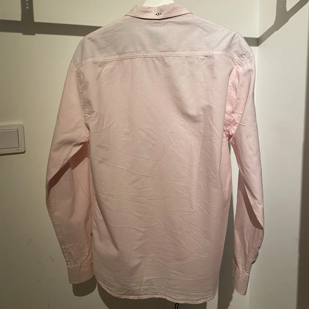 Säljer en frän rosa skjorta från kronstadt Casual i storlek L. Sparsamt använd med inga synliga fel! Extra knappar ingår med skjortan. Skriv för mer info eller funderingar🤙🏼. Skjortor.