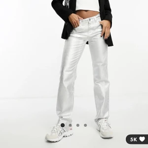 Silverbyxor - Silvriga byxor från ASOS🪩 Använda en gång och storlek 38 men passar även 36!🤍köpta för 520kr och säljer för 320!
