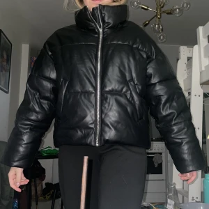 Pufferjacka i skinn - Vinterjacka i skinnimitation, storlek S. Fint skick! 