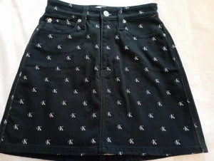 Calvin Klein mini skirt w29 - Jeans kjol, ser helt ny ut, endast använd 2 gånger. Inköp Jolina 899 Verkligen jätte snygg. Är som en XS/S