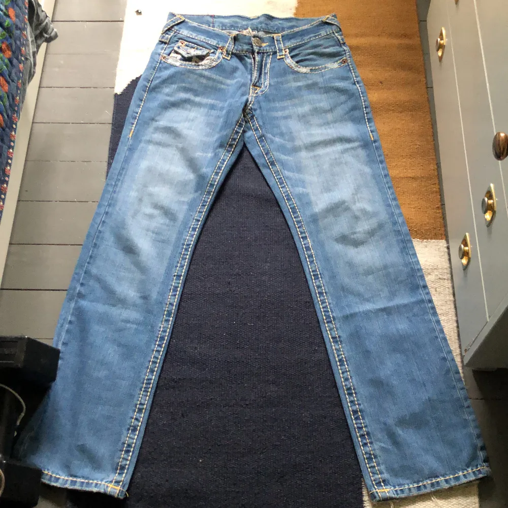 Ett par skitfeta true religion jeans, helt autentiska storlek 30 34, skriv privat om ni är intresserade (pris kan diskuteras vid snabb affär). Jeans & Byxor.