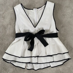 Savrtvit blus - En svart och vit blus från zara i storlek S. Säljer då den är för liten för mig som har storlek M. Fint skick! :)