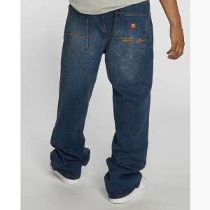 Feta jeans med Baggy fit✌️ Inga slitningar. Urtvättade vilket gör dom snyggare enligt mig:)
