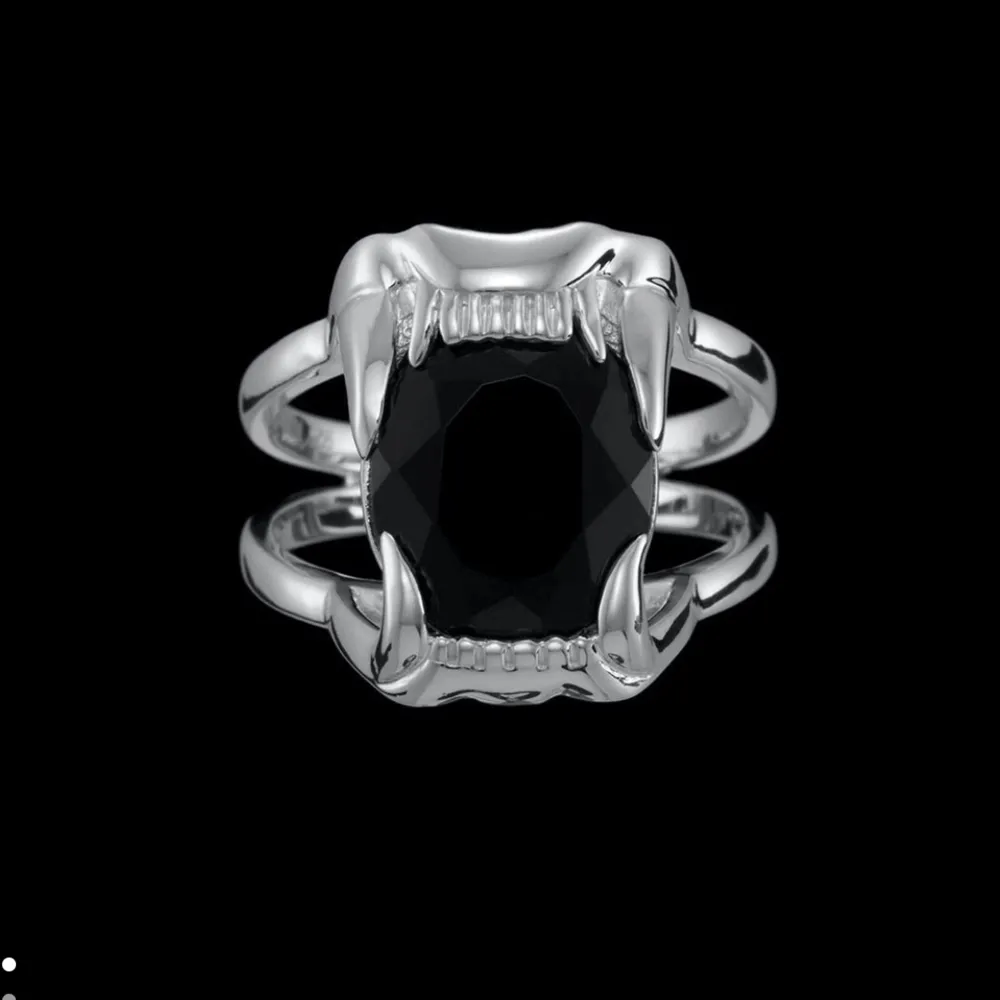Intressekoll på min så fina ”jaw stone ring” från Maria Nilsdotter❣️ I bra skick och inte särskilt använd, lånade bilder då jag är bortrest just nu💕. Övrigt.