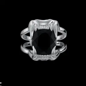 Intressekoll på min så fina ”jaw stone ring” från Maria Nilsdotter❣️ I bra skick och inte särskilt använd, lånade bilder då jag är bortrest just nu💕