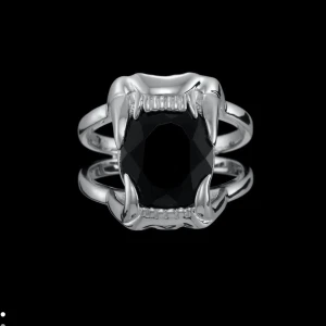 Jaw stone ring - Intressekoll på min så fina ”jaw stone ring” från Maria Nilsdotter❣️ I bra skick och inte särskilt använd, lånade bilder då jag är bortrest just nu💕