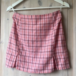 Rutig rosa mini kjol - Jättefin och söt mini kjol! Kjolen är gjord av fint och hållbart tyg med en dragkedja i bak. Kjolen är knappt använd och har inte passat mig på hur länge som helst. Sitter tajt och snyggt! 🎀Skriv ett pris till mig!!!🎀