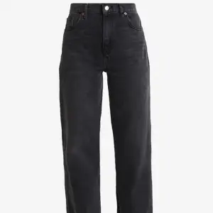 Svarta jeans med raka ben och en relaxed fit.  Brand: TopShop  Size: W25 L32