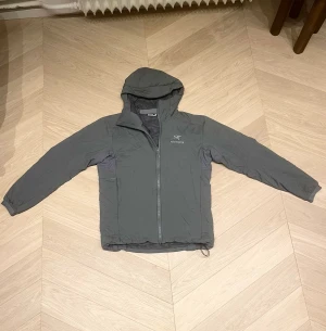 Arc'teryx Atom AR - Arc'teryx Atom AR   Den här Arc'teryx jacka är väldigt sällsynt på grund av sin färg som inte längre tillverkas. Jackan är varm, andningsbar, vind- och vattenavvisande.   Storlek: M  Skriv till mig för fler bilder eller mått! kom gärna med bud!