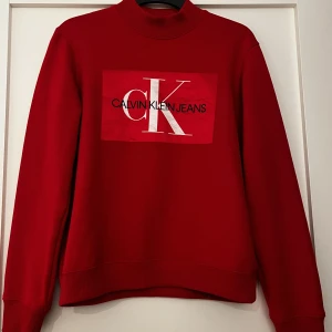 Calvin Klein Jeans Tröja - CALVIN KLEIN JEANS tröja i rött. Endast använd ett fåtal gånger. Storlek S