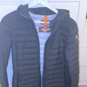 Jacka  - Säljer nu min mörkblåa långa pjs jacka som är lite mer använd men i jättebra skick. Storlek S. Säljer för 3000 men pris kan diskuteras vid snabbaffär 🥰