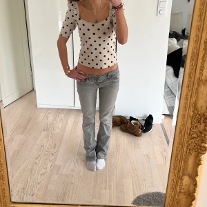 Lågmidjade jeans  - Säljer nu mina fina LTB valerie bootcut jeans! Älskar dessa och de har sjukt fin passform men används tyvärr inte tillräckligt. Mycket bra skick, storlek 27x32