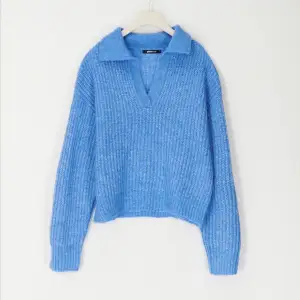 En blå stickad tröja från Gina tricot med v-ringad krage. Nyskick och använd typ 3 gånger. Väldigt skönt material och den sticks inte när man har på sig den🤩💙