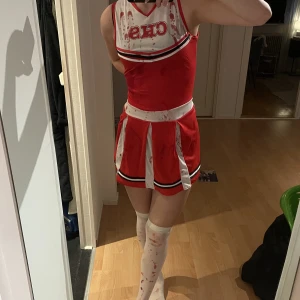 Halloweendräkt - Söt kostym till halloween som cheerleader! Inkluderar klänning och strumpor 🙌
