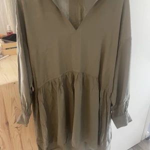 Klänning - Klänningen är använd några fåtal gånger och är inköpt på ett år sedan.