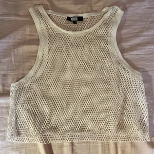 Vitt nät-linne - Vitt linne i nät tyg. Storlek s men ganska strechig, det är avklippt nertill. Coolt att ha över bikini, bh eller nåt annat linne. Kan mötas vid Mariatorget eller posta. 