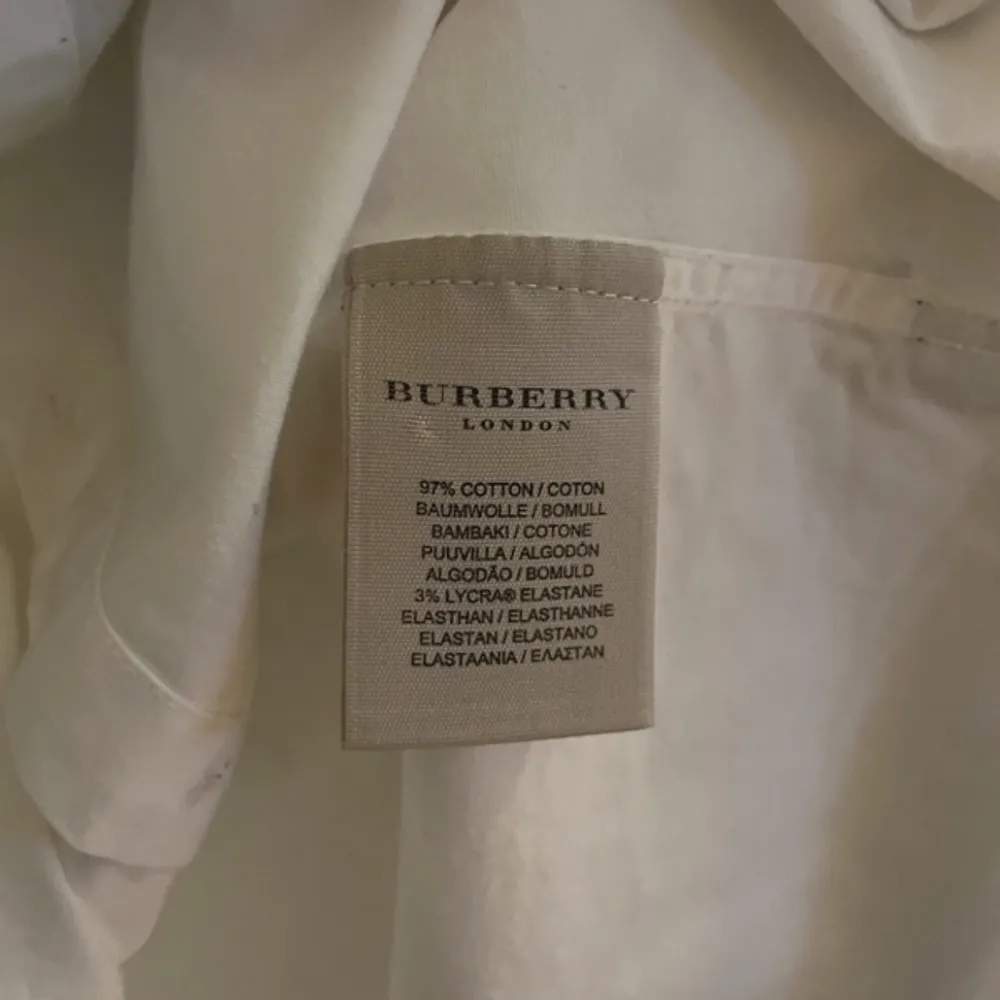 Äkta Burberry, figursydd damskjorta. I storlek L men en aning mindre i storlek. OBS. Finns inget kvitto eller ”dustbag”. Skjortor.