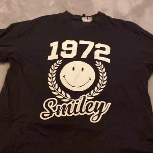  T-shirt -  En jätteskön overall tröja som är för för stor för mig men den är jätteskön och materialet är tjockt av den rekommenderar den hära jättemycket om man gillar😻
