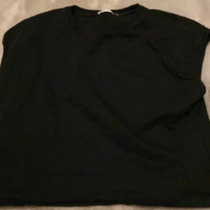  T-shirt -  Den är lite förstor det är därför jag säljer den men den är jätte jättebra skick har nämligen aldrig använt den kanske bara Använt den en gång ❤️utan ärmar🤩