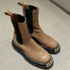 Sandro Paris  - Sandro Paris boots i färgen camel. Storlek 36. Sitter väldigt bra på foten, känns som en handske.   Nypris: 3900kr Mitt pris: 1500kr