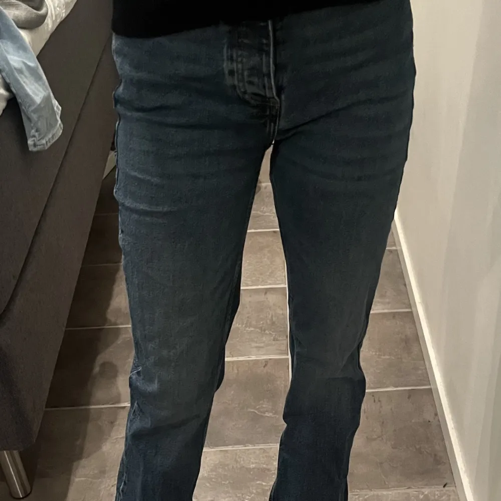 Blåa jeans från bikbok, använda Max 5 gånger, i nytt skick. Skriv för fler bilder. Jeans & Byxor.