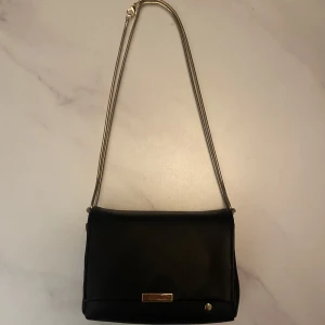 Fest handväska  - Säljer denna jätte fina handväska som funkar perfekt för fest🍾💕 handväskan är i ett bra skick. Väskan passar till allting. Säljer då den inte kommer till användning. Vid fråga eller fundering så är det bara att höra av sig!😊